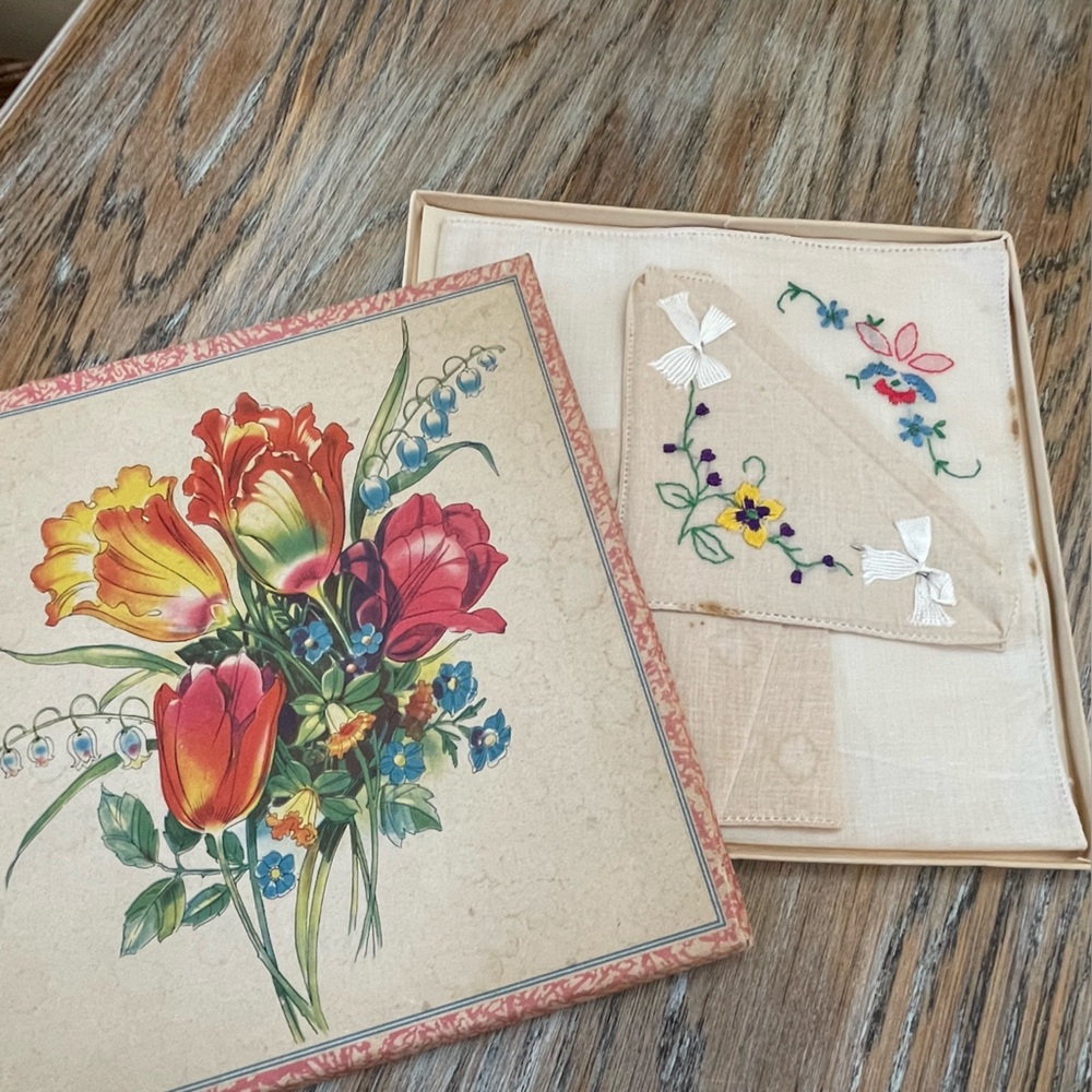 FREE Vintage Floral Handkerchief Box Set🩷